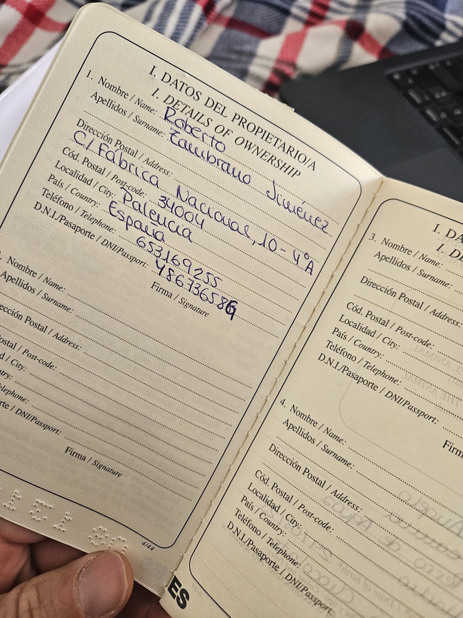 Datos escritos a mano en cartilla